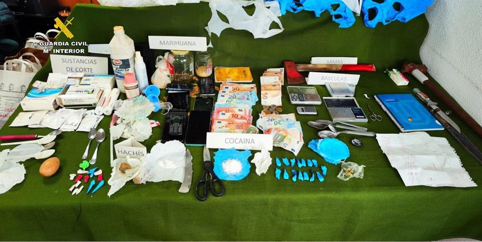 Drogas, dinero y material incautado al desmantelar un punto de venta de droga en Los Barrios.