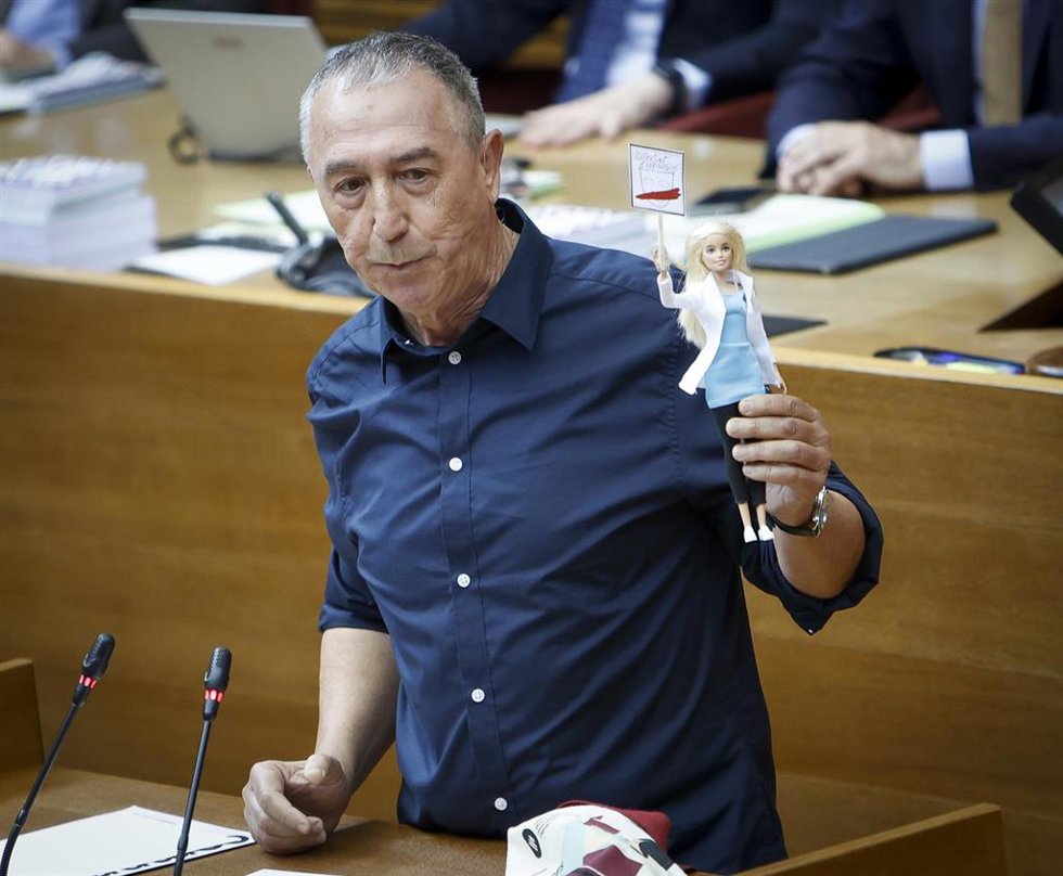 El síndic de Compromís, Joan Baldoví, con una "Barbie censurada" en Les Corts.