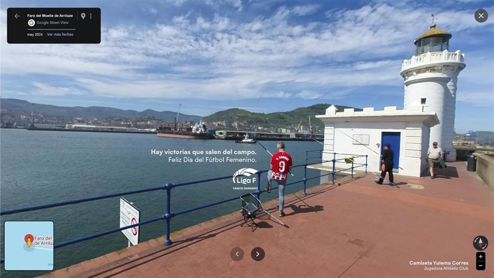 Captura de una imagen de Google Street View de una persona pescando con la camiseta de la jugadora del Athletic Club Yulema Corres