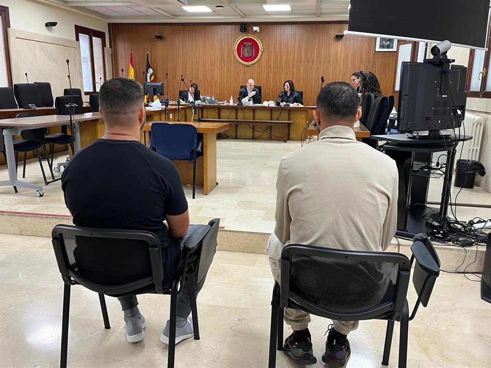 Los dos acusados de patronear la patera llegada a Pitiusas el pasado diciembre, sentados en la Audiencia para el juicio.