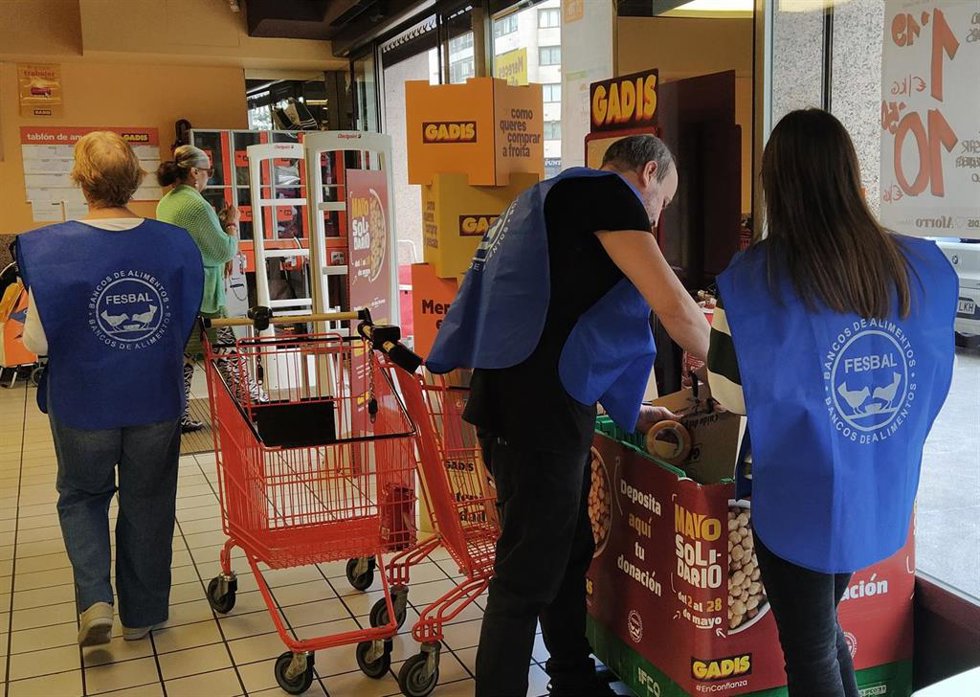 Archivo - Imagen de voluntarios de Banco de Alimentos en una foto de archivo. 