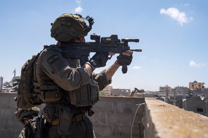 Un militar del Ejército de Israel desplegado en el marco de la ofensiva contra Rafá, en la frontera entre la Franaj de Gaza y Egipto (archivo)