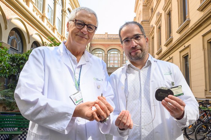 Los investigadores del Hospital Clínic-Idibaps Lluís Mont y José M. Tolosana muestran el nuevo dispositivo en Barcelona