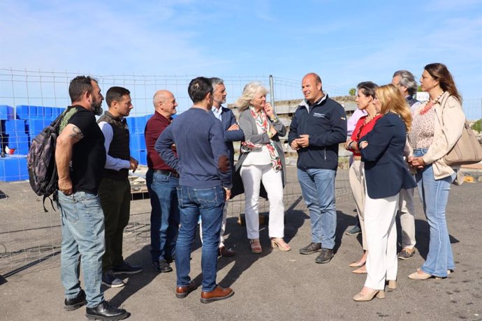 Mercedes Colombo con Óscar Curtido, Inmaculada Olivero y el alcalde de Rota visitando las obras en los pantalanes del puerto roteño.