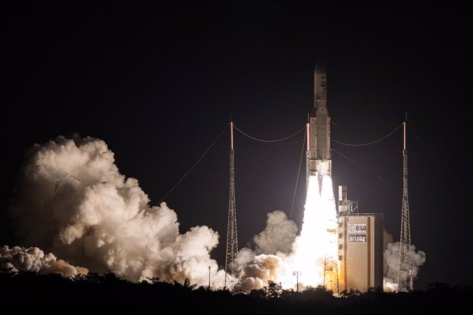 Archivo - 05 July 2023, France, Kourou: The European Ariane-5 heavy rocket lifts off from the Guyanese Space Center. Photo: Jody Amiet/AFP/dpa