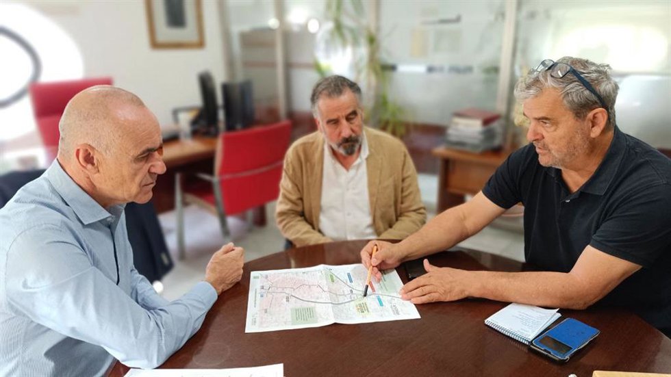 Antonio Muñoz reunido con representantes de la asociación ecologista Ándalus
