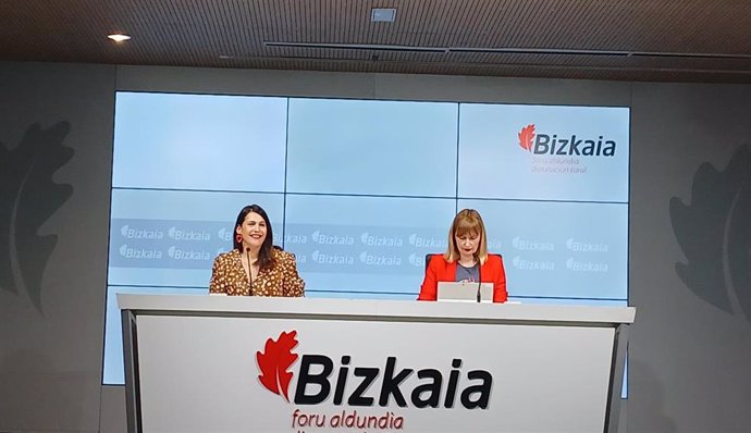 La portavoz de la Diputación de Bizkaia, Leixuri Arrizabalaga, y la diputada de Acción Social, Amaia Antxustegi, en una rueda de prensa en Bilbao.