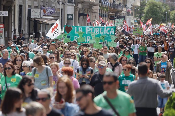 Manifestació a València durant la jornada de vaga en Educació impulsada per la Plataforma en Defensa de l'Ensenyament Públic