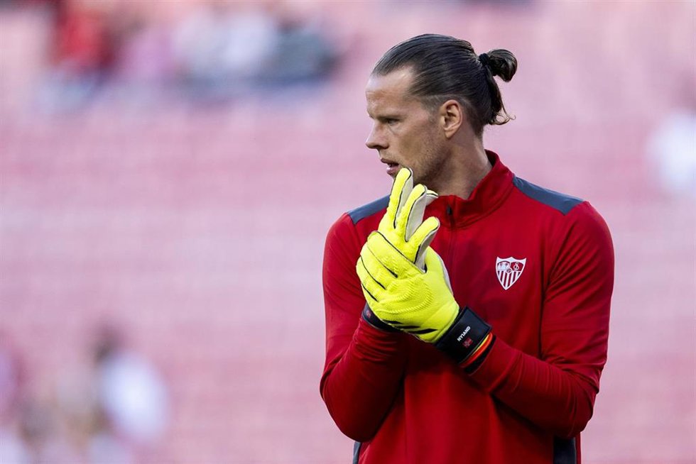 El portero noruego Orjan Nyland (Sevilla FC), en un calentamiento.