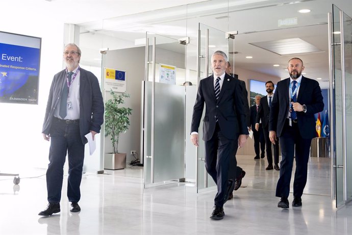 El ministro del Interior, Fernando Grande-Marlaska (c), a su llegada a la inauguración de un taller sobre la emisión de órdenes de retirada de contenidos violentos en internet, en el Centro Tecnológico de Seguridad (CETSE), a 23 de mayo de 2024, en Madrid