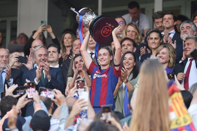 La Reina Letizia entrega la copa a la capitana del FC Barcelona, Alexia Putellas tras la final del Campeonato de España-Copa de SM la Reina Iberdrola, en el campo de La Romareda a 18 de Mayo de 2024 en Zaragoza (España).