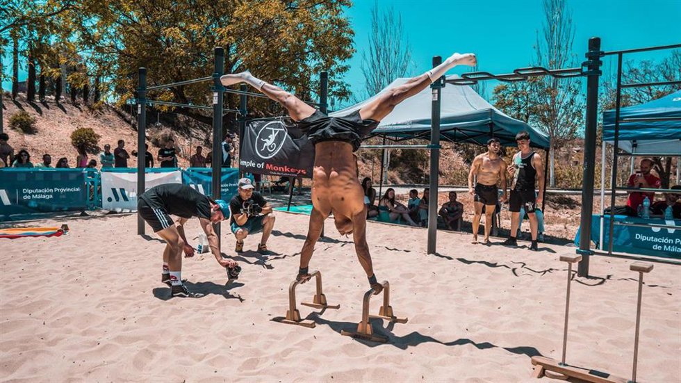 Imagen correspondiente a las pruebas de la Copa Provincial de Calistenia de la Diputación disputadas el 18 de mayo en el nuevo parque de la Universidad de Málaga, donde cuentan con barras de calidad profesional y arena de playa.