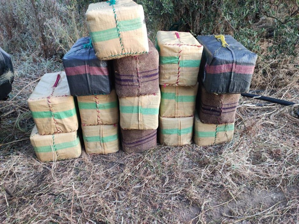 Fardos de hachís incautados en Sanlúcar en la operación donde fueron tiroteados guardias civiles.