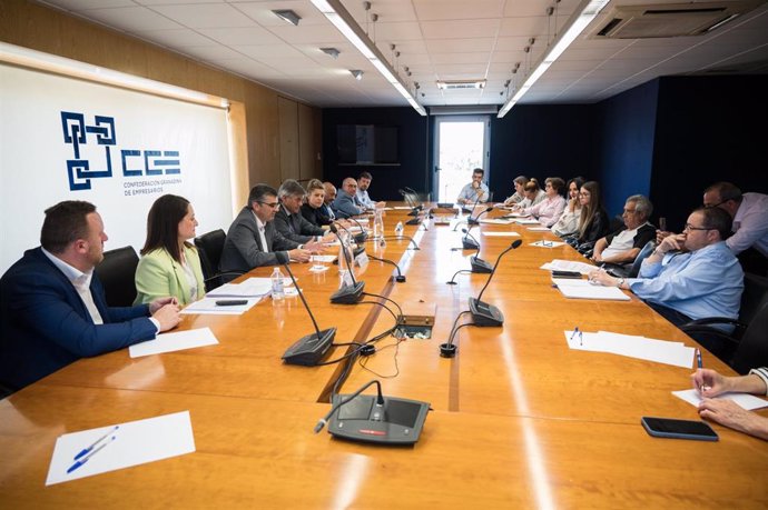 El delegado de Empleo, Empresa y Trabajo Autónomo de la Junta en Granada, José Javier Martín Cañizares, ha informado a la Confederación Granadina de Empresarios sobre una nueva convocatoria de subvenciones.