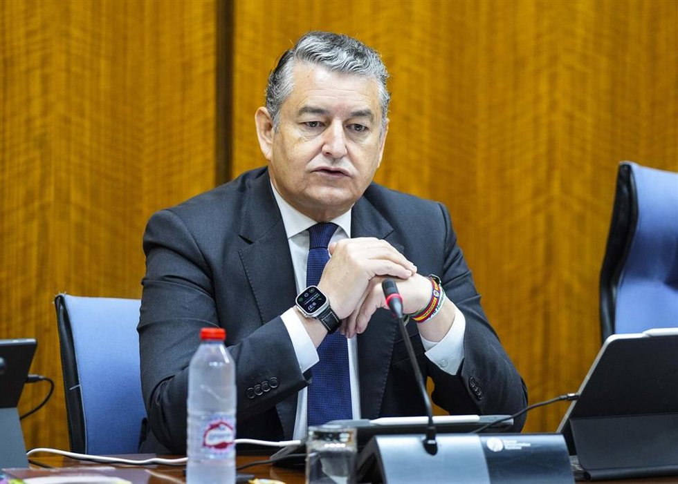 El consejero de la Presidencia, Antonio Sanz, este jueves durante su comparecencia en comisión.