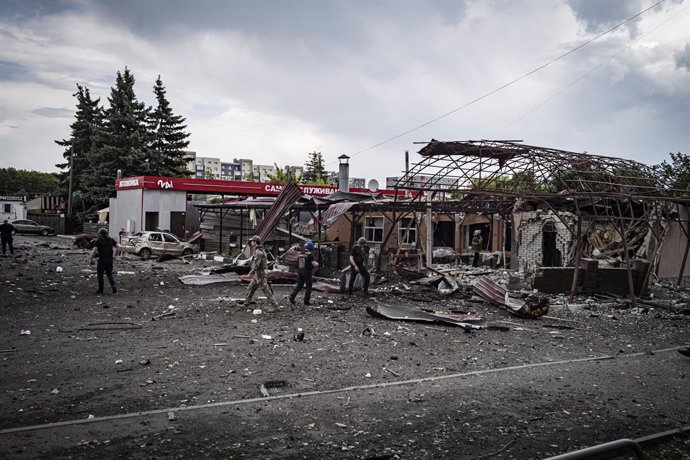 22 May 2024, Ukraine, Kharkiv: Rubble lies on the street after a bomb hit in the residential district of Oleksyvka. Photo: Nicolas Cleuet/Le Pictorium via ZUMA Press/dpa