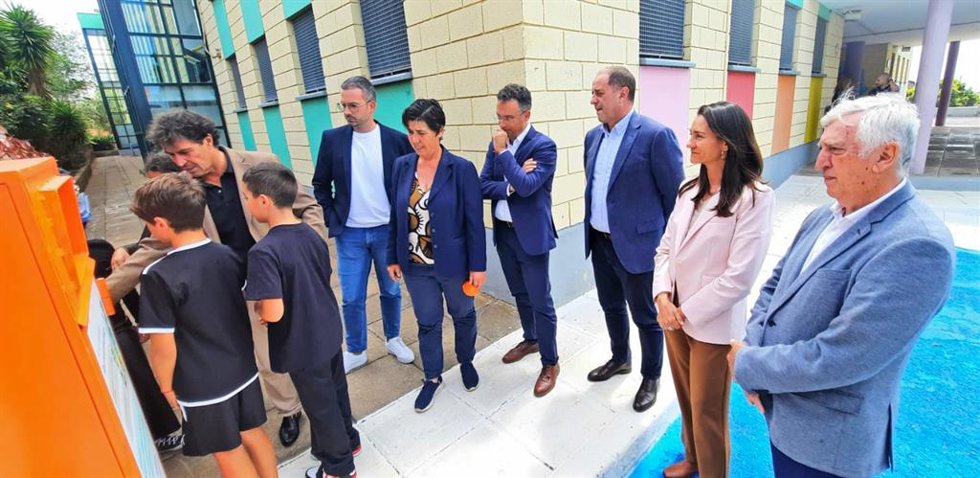 La consejera de Medio Natural del Cabildo de Tenerife, Blanca Pérez, en una visita a un colegio en Tíncer para promover la recogida de aceite doméstico usado