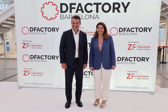 El director general de Siemens Digital Industries para España y Portugal, José Ramón Castro, y la directora general del CZFB, Blanca Sorigué