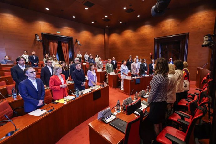 La Diputación Permanente del Parlament guarda un minuto de silencio por Joan Rigol