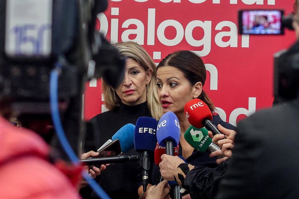 Archivo - La ministra de Juventud e Infancia, Sira Rego (d) y la vicepresidenta segunda del Gobirno y ministra de Trabajo y Economía Social, Yolanda Díaz (i).