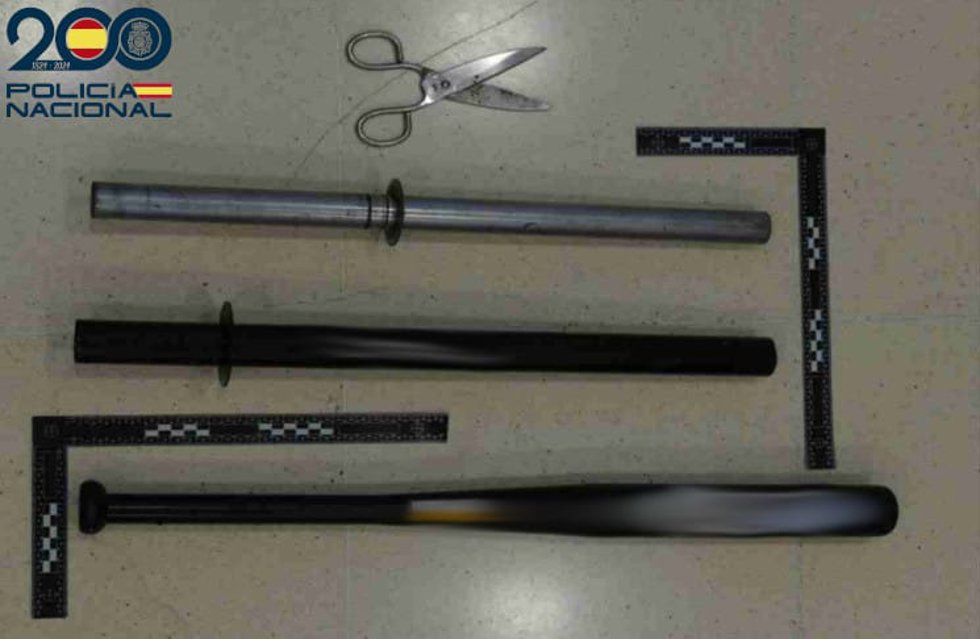 La Policía Nacional detiene a tres personas por apalizar y secuestrar a otra por una deuda de drogas.