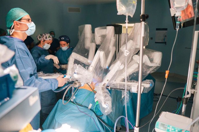 Intervención quirúrgica con tecnología robótica Da Vinci en el Hospital Santa Ángela de la Cruz.