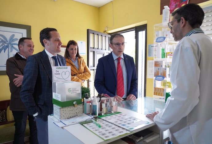 El presidente de la Diputación de Valladolid, Conrado Íscar, y el presidente del Colegio Oficial de Farmacéuticos, Rafael Martínez Olmedo,  en una farmacia de San Pedro Latarce.