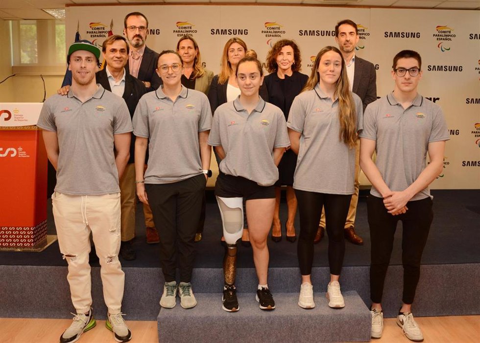 Foto familia tras la presentación del servicio de Psicología y Bienestar por parte del CPE y Samsung
