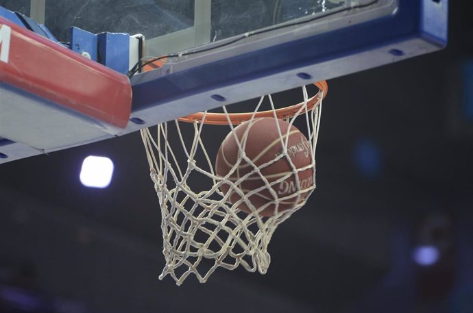 Archivo - Balón de baloncesto entrando a canasta