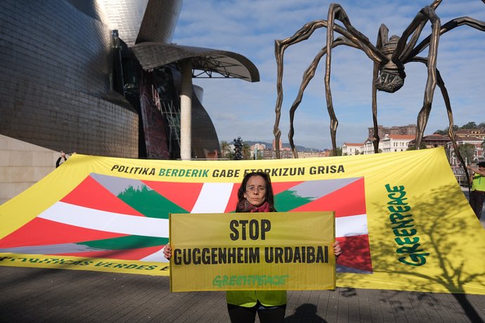 Archivo - Protesta de Greenpeace frente al Museo Guggenheim Bilbao.