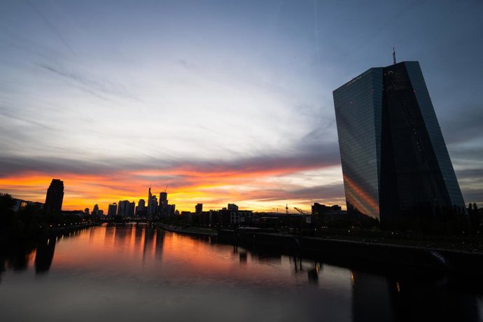 Archivo - 13 April 2024, Hessen, Frankfurt/Main: The silhouettes of Frankfurt's banking skyline, taken in the last light of day, while the European Central Bank (ECB, r) stands out darkly against the evening sky.