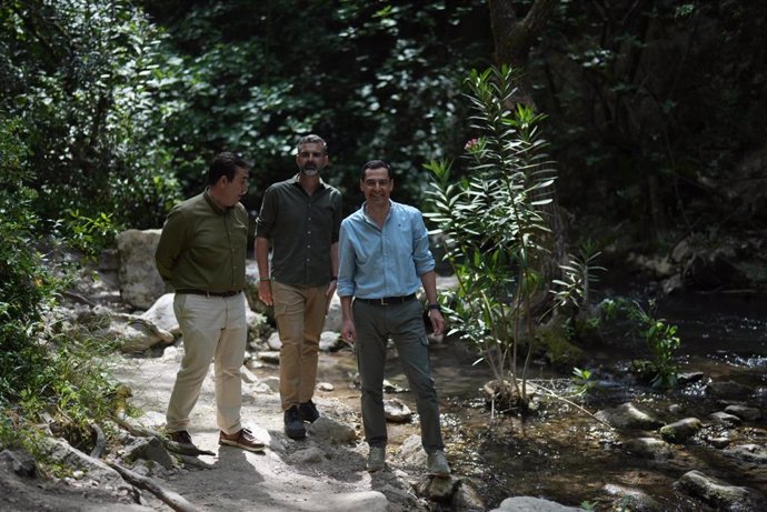 El presidente de la Junta, Juanma Moreno, y el consejero de Sostenibilidad, Medio Ambiente y Economía Azul, Ramón Fernández-Pacheco, en el sendero del río Majaceite del Parque Natural Sierra de Grazalema.