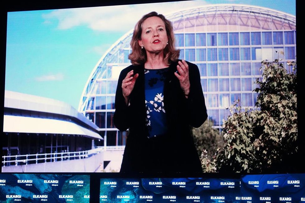 La presidenta del BEI, Nadia Calviño, en una intervención en vídeo en el encuentro de Elkargi en San Sebastián.