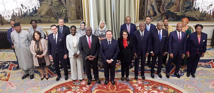 El ministro de Asuntos Exteriores, José Manuel Albares, posa con los embajadores africanos en Madrid, incluido el embajador de Argelia, Abdelfetá Daghmun, tercero por la izquierda en la segunda fila