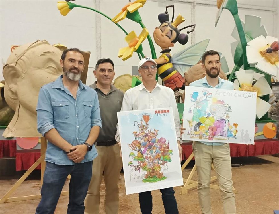 Los artistas de las fallas del Ayuntamiento de Valncia para 2025 con sus bocetos: José y Alejandro Santaeulalia y Vicente Llácer, de la grande, y José Gallego, de la infantil.