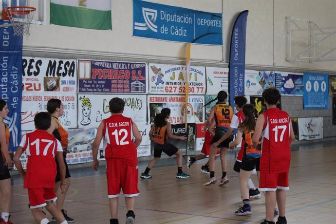 Jugadores de baloncesto en competición en la provincia de Cádiz.