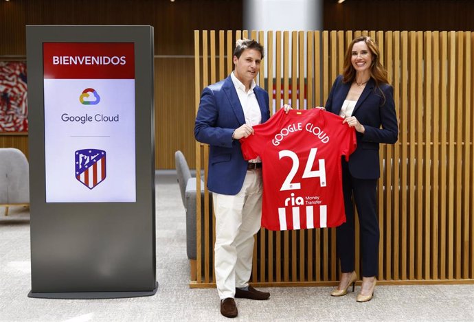 Oscar Mayo, director general de negocio y operaciones del Atlético de Madrid, junto a Cristina Pitarch, directora general para EMEA, Google Cloud Security.