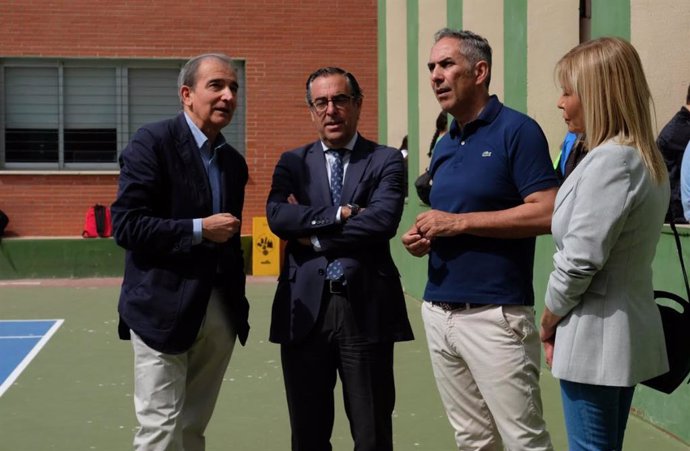 El delegado territorial de Desarrollo Educativo, Miguel Briones; la teniente de alcalde del Consistorio de Estepona, Paula Herrera, y del director del instituto de Secundaria, Francisco Javier Silva