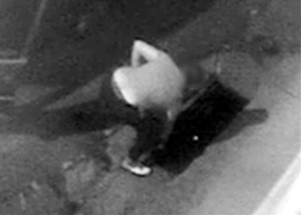 El presunto autor robando una tapa de alcantarilla