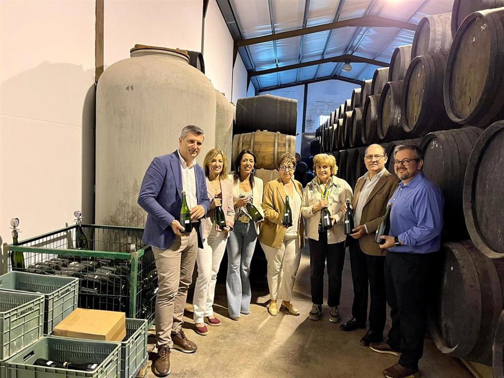 (Desde Izda.) Acosta, Ramírez, Bosquet, Carmona, Jiménez, Doblas Y León, Durante La Visita A Bodegas Doblas, En Moriles.