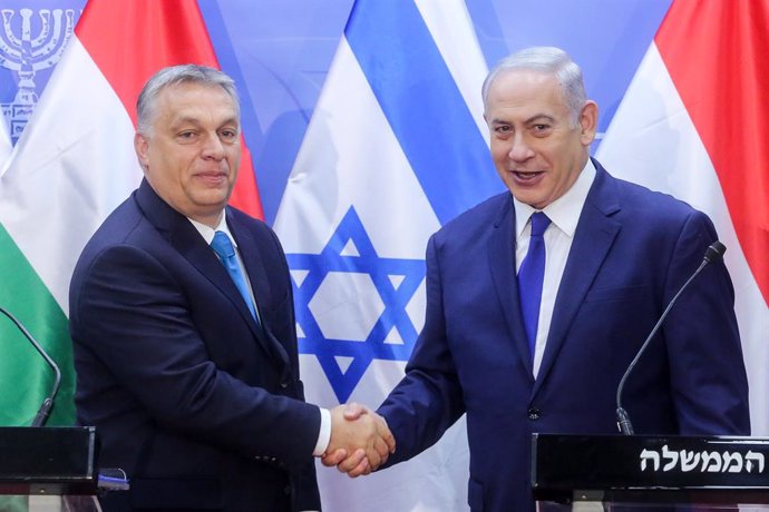 Archivo - JERUSALEM, July 19, 2018  Israeli Prime Minister Benjamin Netanyahu (R) shakes hands with Hungarian Prime Minister Viktor Orban during a joint press conference in Jerusalem, on July 19, 2018. Viktor Orban, known for his nationalist policies that