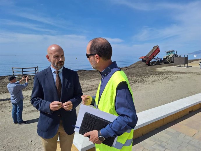 El subdelegado del Gobierno en Málaga, Javier Salas, en una visita de seguimiento de las obras que se ejecutan en la playa de La Cala del Moral