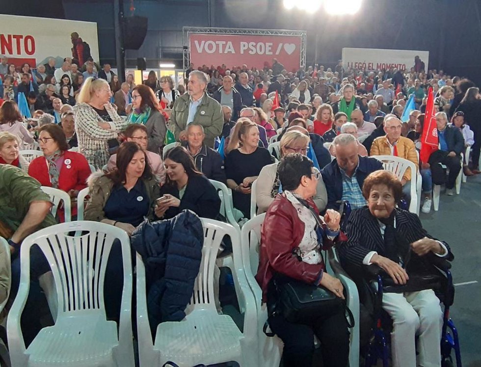 La histórica militante socialista Ángeles Flórez Peón 'Maricuela' (primera por la dcha), fallecida este jueves, durante su asistencia el pasado año a un mitin del PSOE en Gijón.