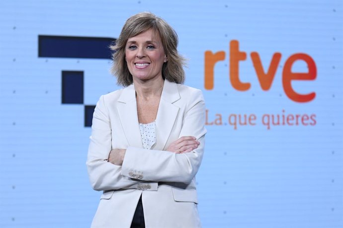 Archivo - La nueva presentadora de la segunda edición del Telediario de TVE, Marta Carazo, posa durante un encuentro informativo con medios de comunicación, en el plató del telediario, a 20 de diciembre de 2023, en Madrid (España).  Marta Carazo ha sido c