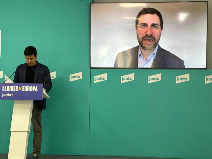 El cabeza de lista de Junts i Lliures per Europa, Toni Comín, con el número tres de la candidatura, Aleix Sarri