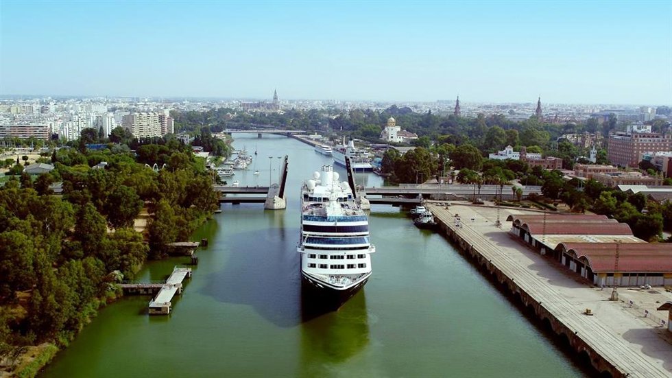 Un buque de pasajeros sale de la ciudad.