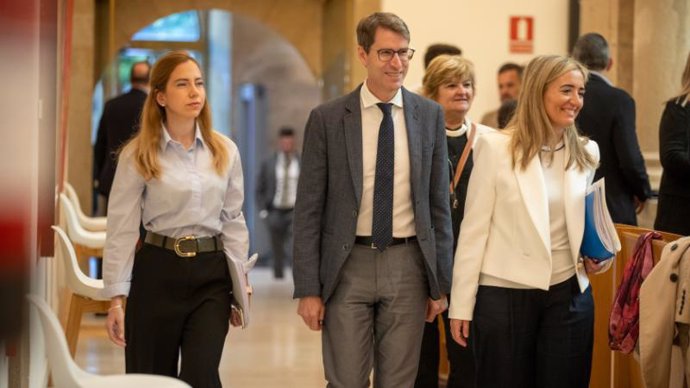 El presidente del Gobierno, Gonzalo Capellán, entrando al Parlamento con la portavoz 'popular' Cristina Maiso y la presidenta del Parlamento, Marta Fernández