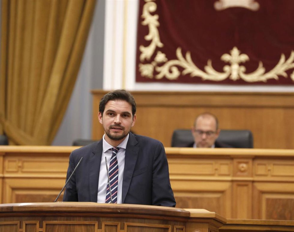 El diputado del PP en las Cortes de C-LM Santiago Serrano durante un pleno.