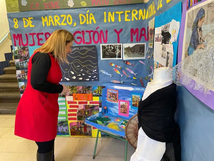 Visita de la consejera de Educación del Principado, Lydia Espina, al Colegio Público Xove, en Gijón, antes del inicio de la prueba de evaluación de diagnóstico de las competencias específicas del alumnado de cuarto de Primaria.