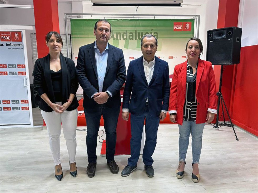 El diputado provincial Manuel Lara; el portavoz socialista en Antequera, José Luis Ruiz Espejo, y otros representantes socialistas.